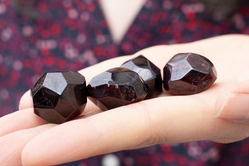 Garnet Stone, Octahedral