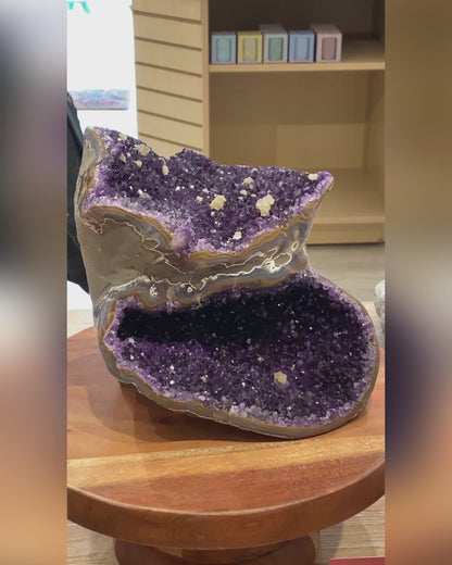High grade Amethyst Geode Showpiece, Uruguay